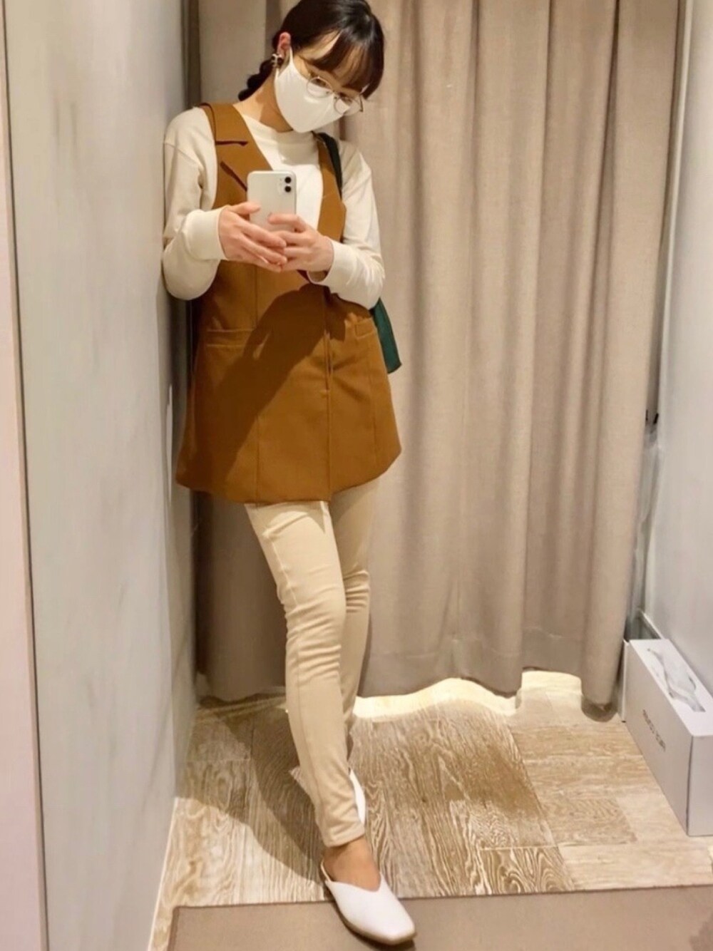「休日コーデ、カジュアルコーデ、きれいめカジュアル、GU、ユニクロ、UNIQLO、アメリビンテージ(Ameri VINTAGE)、ジレ、ブラウン、めがね」｜「amerivintageのアイテム（ジャケット/アウター、ブラウン系）」を使った、kyonさん（レディース・164cm）の春コーディネートの1枚目の写真