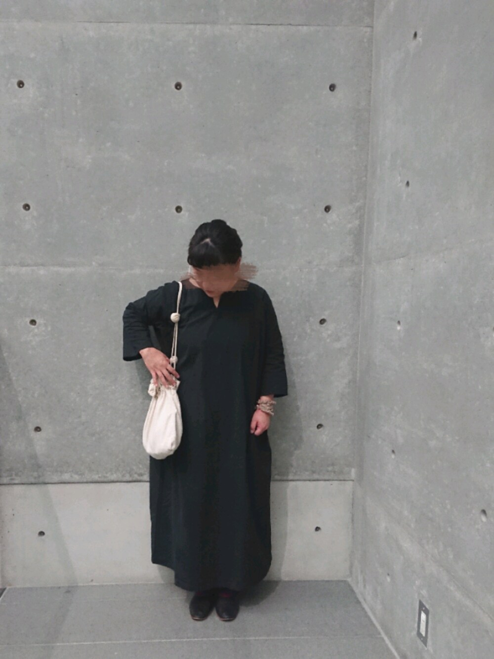 「モノトーン、ワンピース」｜「mizkiのアイテム（ワンピース、ブラック系）」を使った、チロさん（レディース・155cm）の夏コーディネートの1枚目の写真