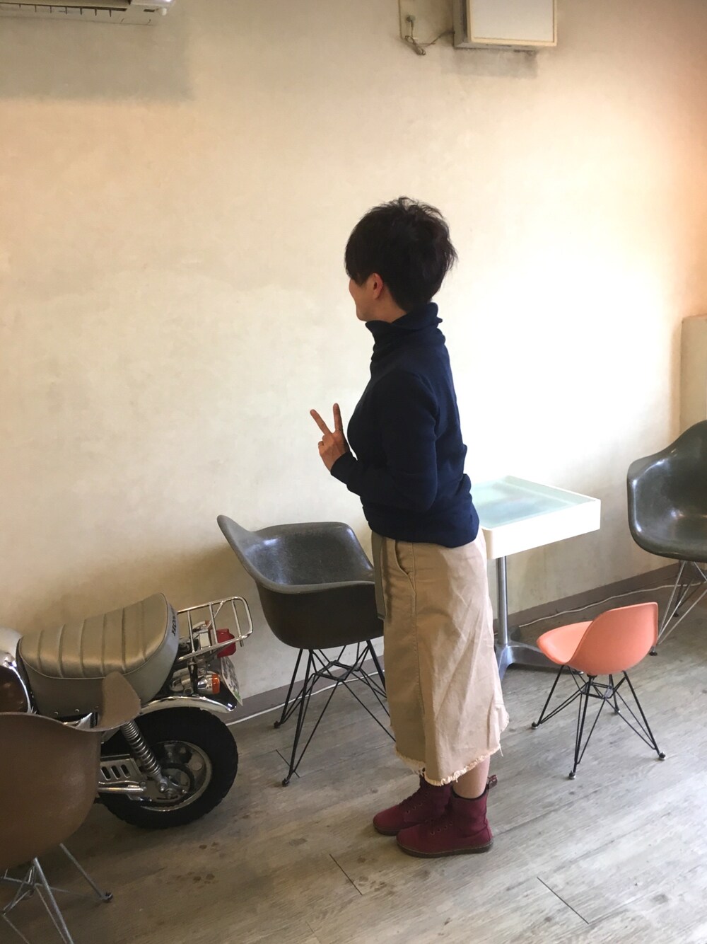 「冬コーデ、スニーカー」｜「BEAMS BOYのBEAMS BOY / サーマル ムジタートル（Tシャツ/カットソー、ブルー系）」を使った、あめちゃんさん（レディース・156cm）の冬コーディネートの1枚目の写真