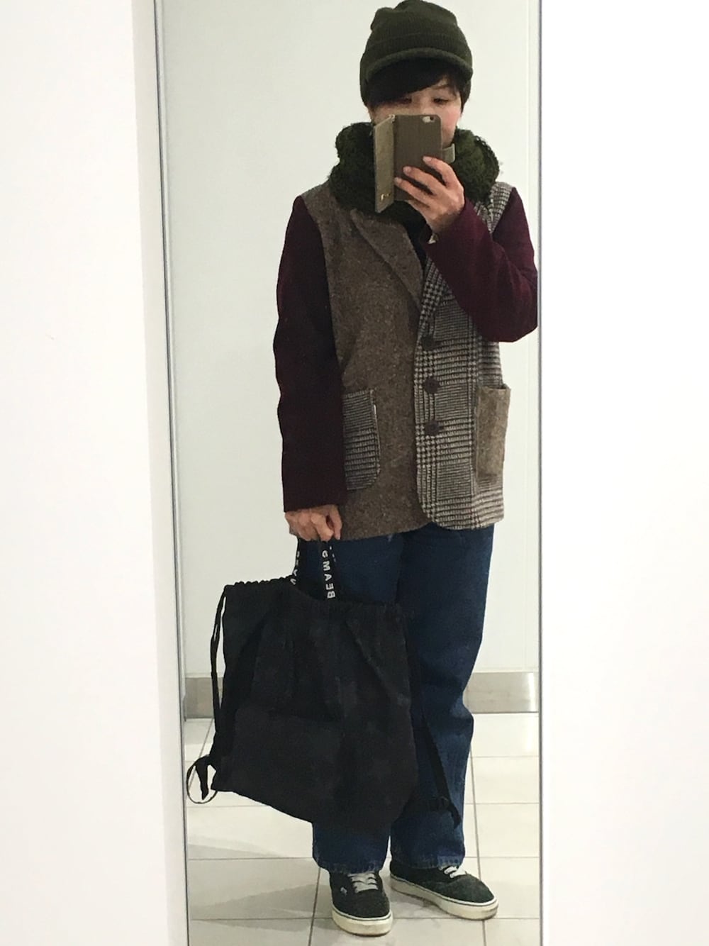 「パンツスタイル、マフラーぐるぐる、バックパック、スニーカー」｜「BEAMS BOYのBEAMS BOY / Wool Jeep Cap（ニットキャップ/ビーニー、グリーン系）」を使った、あめちゃんさん（レディース・156cm）の冬コーディネートの1枚目の写真
