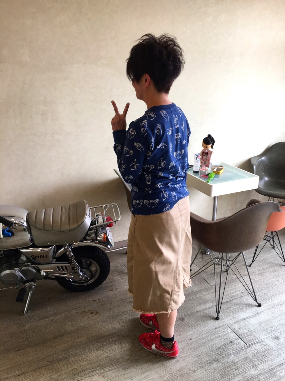 「ビームスボーイ、orslow、あみあみソックス、NIKE、春、チノスカート」｜「BEAMS BOYのBEAMS BOY / HAND プリント クルー ロングスリーブ（Tシャツ/カットソー、ブルー系）」を使った、あめちゃんさん（レディース・156cm）の春コーディネートの1枚目の写真