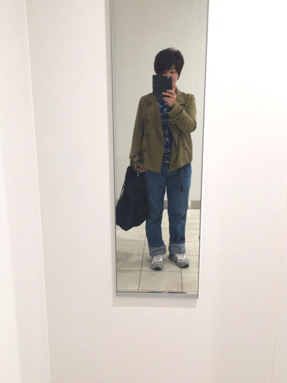「スニーカー、ミリタリージャケット、ビームスボーイ、NIKE、バックパック、ショートヘア、デニム」｜「BEAMS BOYのBEAMS BOY / HAND プリント クルー ロングスリーブ（Tシャツ/カットソー、ブルー系）」を使った、あめちゃんさん（レディース・156cm）の春コーディネートの1枚目の写真
