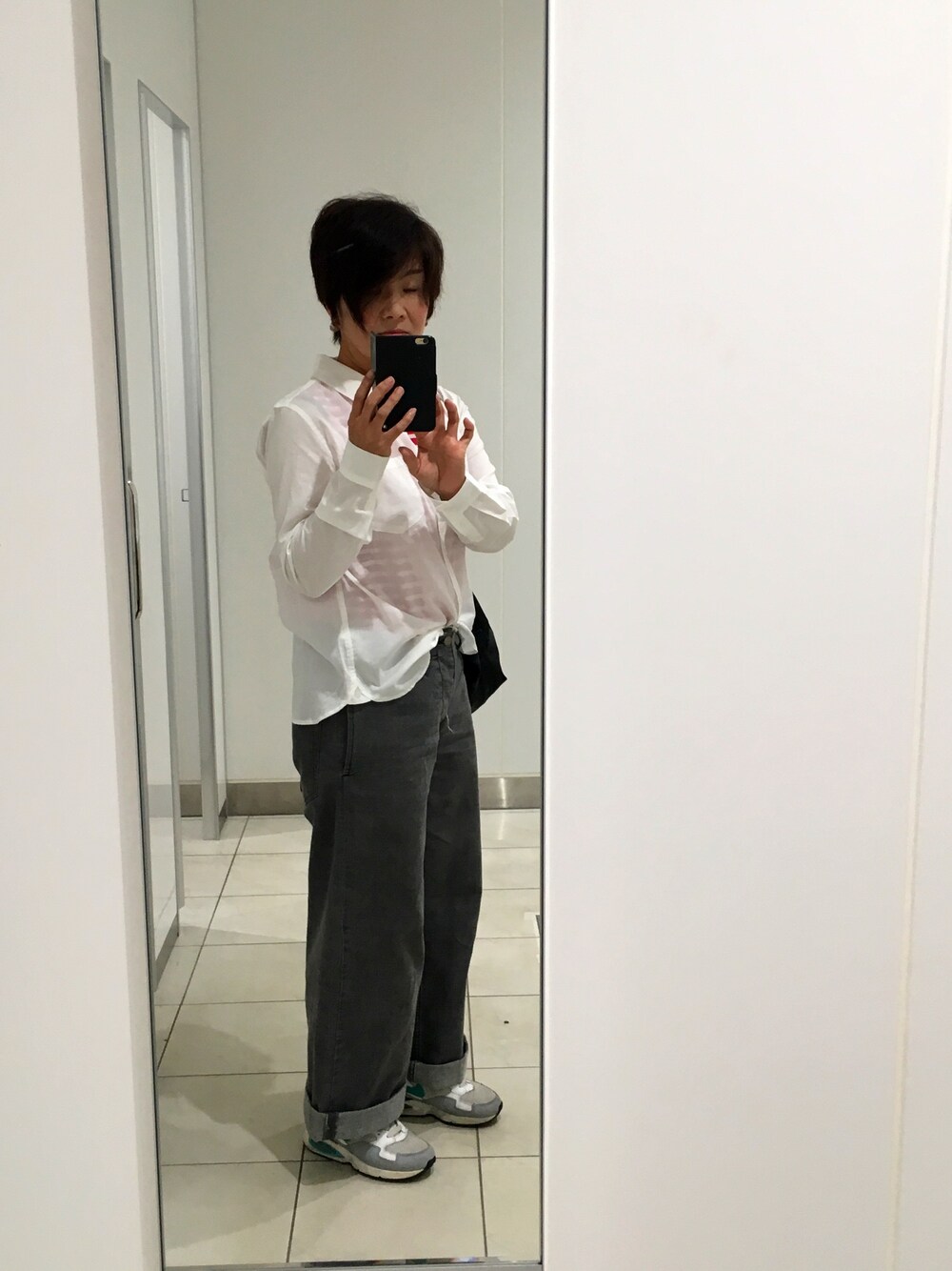 「はるコーデ、denim、ゆるコーデ、白スニーカー、通勤コーデ、白シャツ、ナイキ」｜「AZUL by moussyのソフトエアーウォッシュ2WAY長袖シャツ（シャツ/ブラウス、ホワイト系）」を使った、あめちゃんさん（レディース・156cm）の春コーディネートの1枚目の写真
