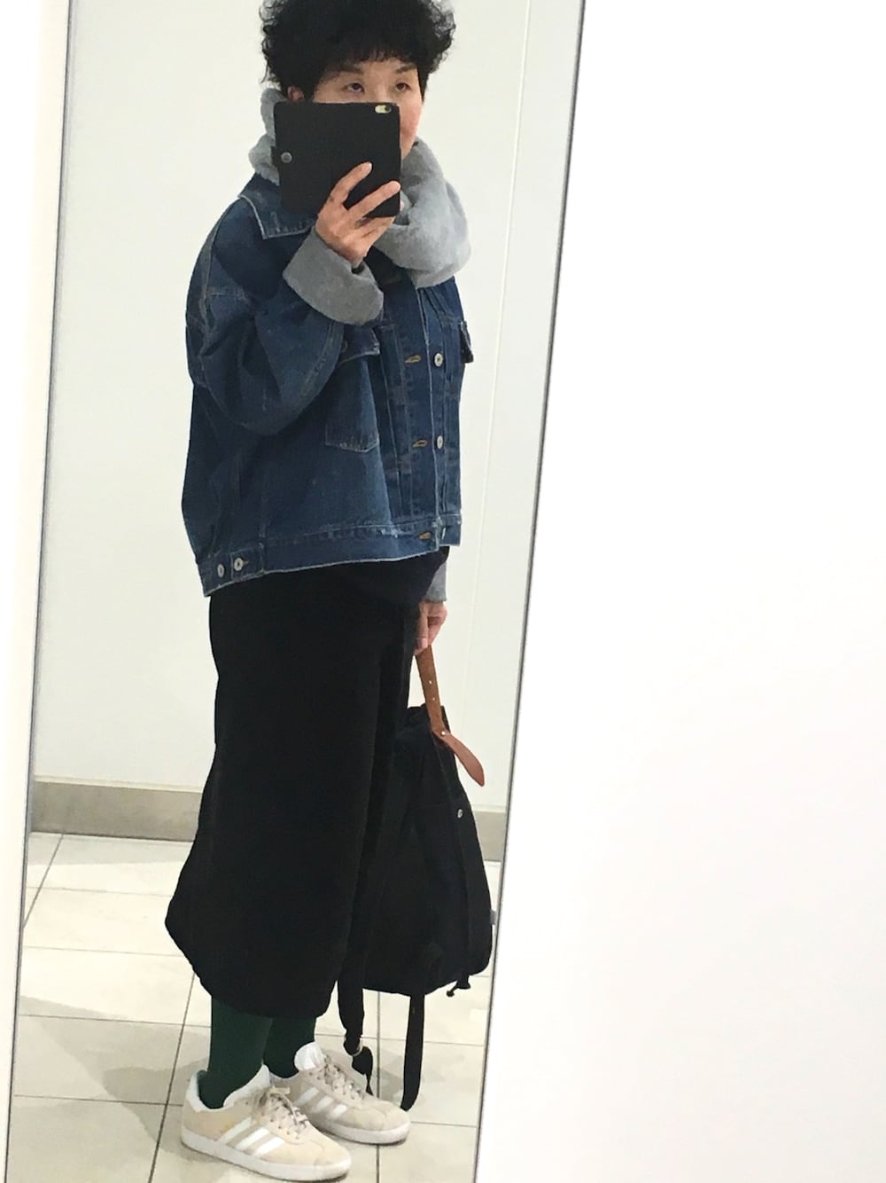 「大人カジュアル、もこもこ、スニーカー、スニーカーコーデ、adidas、adidas originals、チャオパニック、ジャーナルスタンダード、デニムジャケット、Gジャン」｜「URBAN RESEARCHのマシュマロファースヌード（ストール/ショール、グレー系）」を使った、あめちゃんさん（レディース・156cm）の冬コーディネートの1枚目の写真