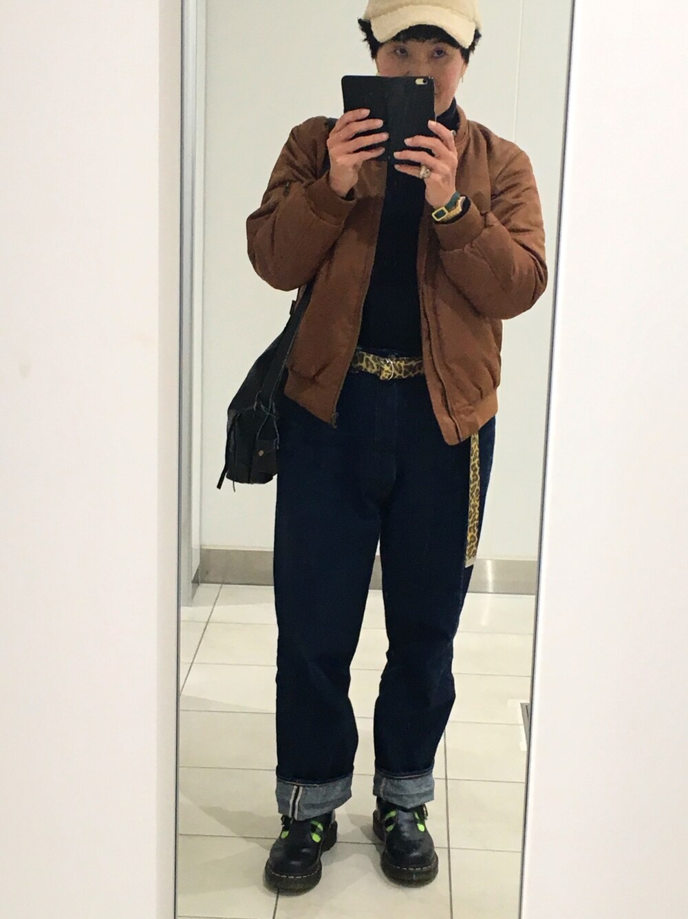 「ゆるコーデ、デニムパンツ、ブラウン、ビームスボーイ、BEAMS BOY、ドクターマーチン、Dr.Martens、ワイドデニム、キャップ、NEW ERA」｜「NEW ERAの[別注][ニューエラ]NEWERA ボア CB キャップ（キャップ、ベージュ系）」を使った、あめちゃんさん（レディース・156cm）の冬コーディネートの1枚目の写真