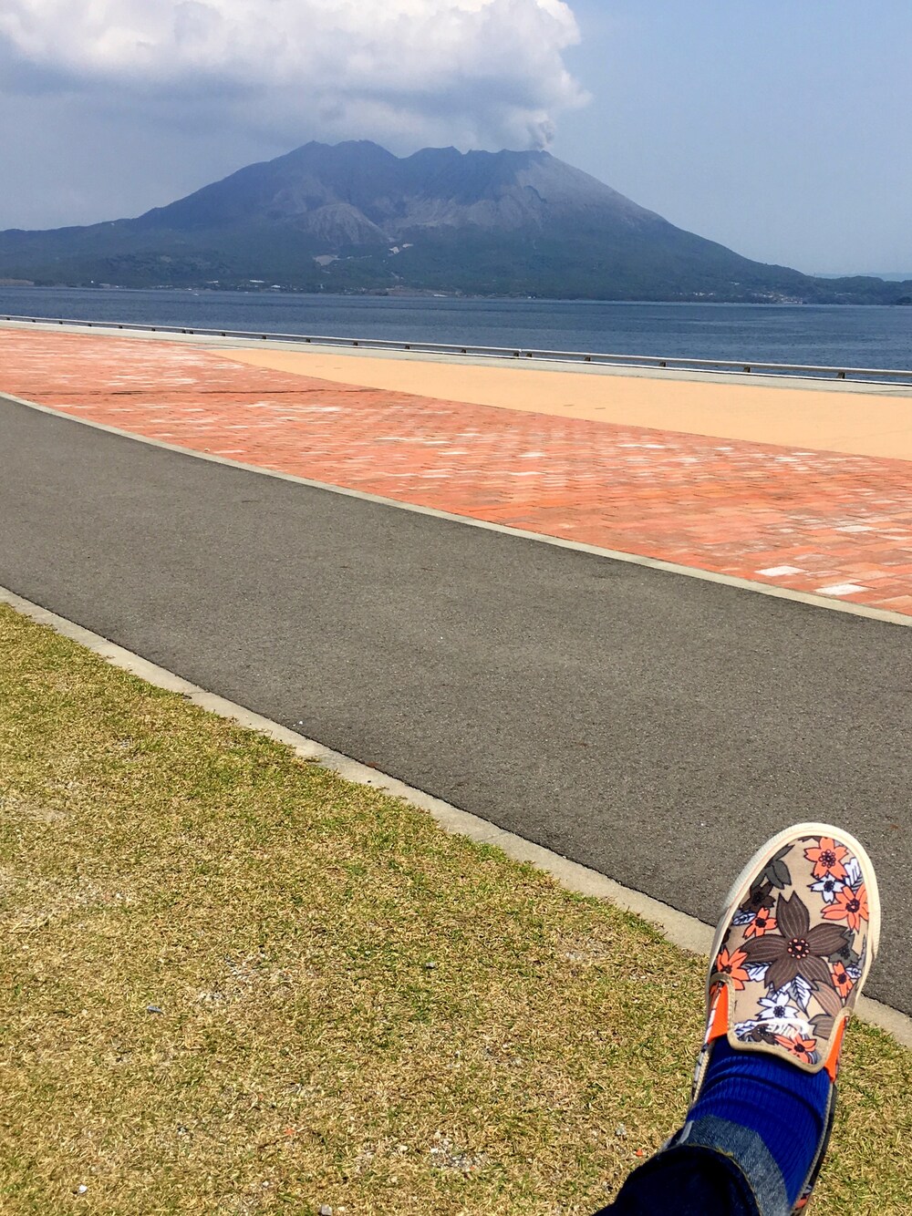 「おしゃれさんと繋がりたい、ナイキ、ナイキスニーカー、デニム、デニムパンツ、orslow、カジュアル、足元」｜「NIKEのNIKE / WMNS TOKI SLIP PRINT【SP】（スニーカー、ピンク系）」を使った、あめちゃんさん（レディース・156cm）の春コーディネートの1枚目の写真