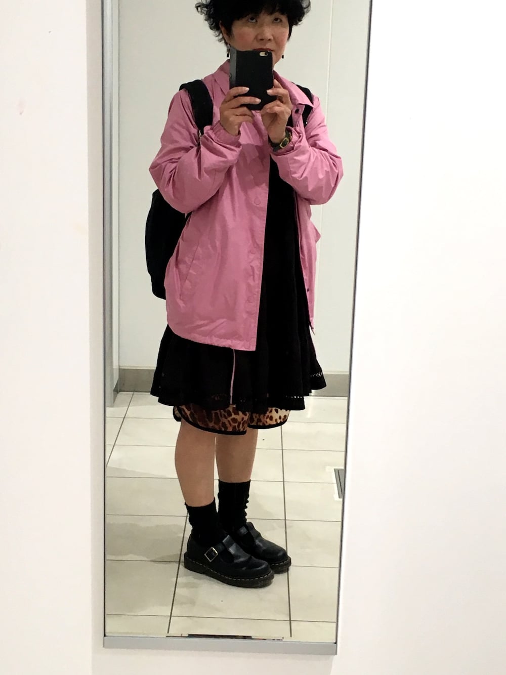 「カジュアル、ワンピース、コーチジャケット、nike sb 、NIKE、Dr.Martens、ひょう柄、ビームスボーイ、BEAMS BOY」｜「BEAMS BOYのNIKE SB / シールド コーチジャケット（その他アウター、レッド系）」を使った、あめちゃんさん（レディース・156cm）の春コーディネートの1枚目の写真