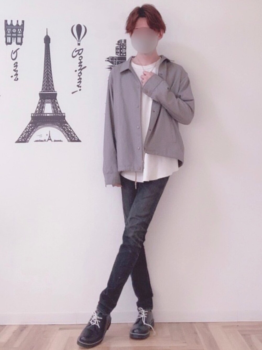 ブラック系のパンツ、ブラック系のシューズ、グレー系のジャケット/アウターを着用したメンズの春コーディネートの1枚目の写真