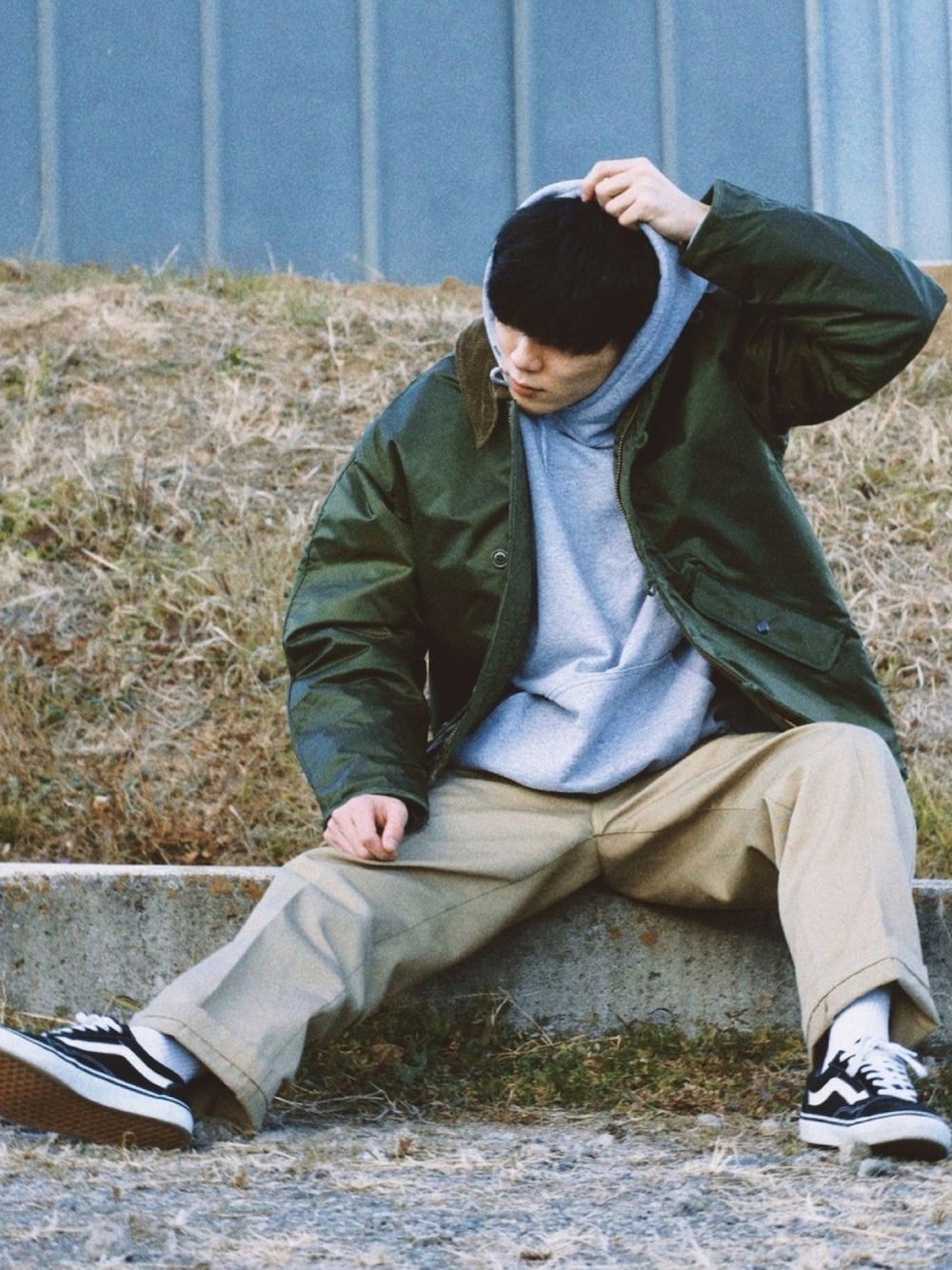 「ミリタリージャケット、デッキジャケット、Gildan、874、Dickies、パーカー グレー、パーカー、オーバーサイズ、冬のコーデ、シンプルコーデ」｜「GILDANのギルダン USAオーバーサイズ ロングスリーブ プルオーバー パーカー (裏起毛)（パーカー、グレー系）」を使った、しゃちょーさん（メンズ・169cm）の冬コーディネートの1枚目の写真