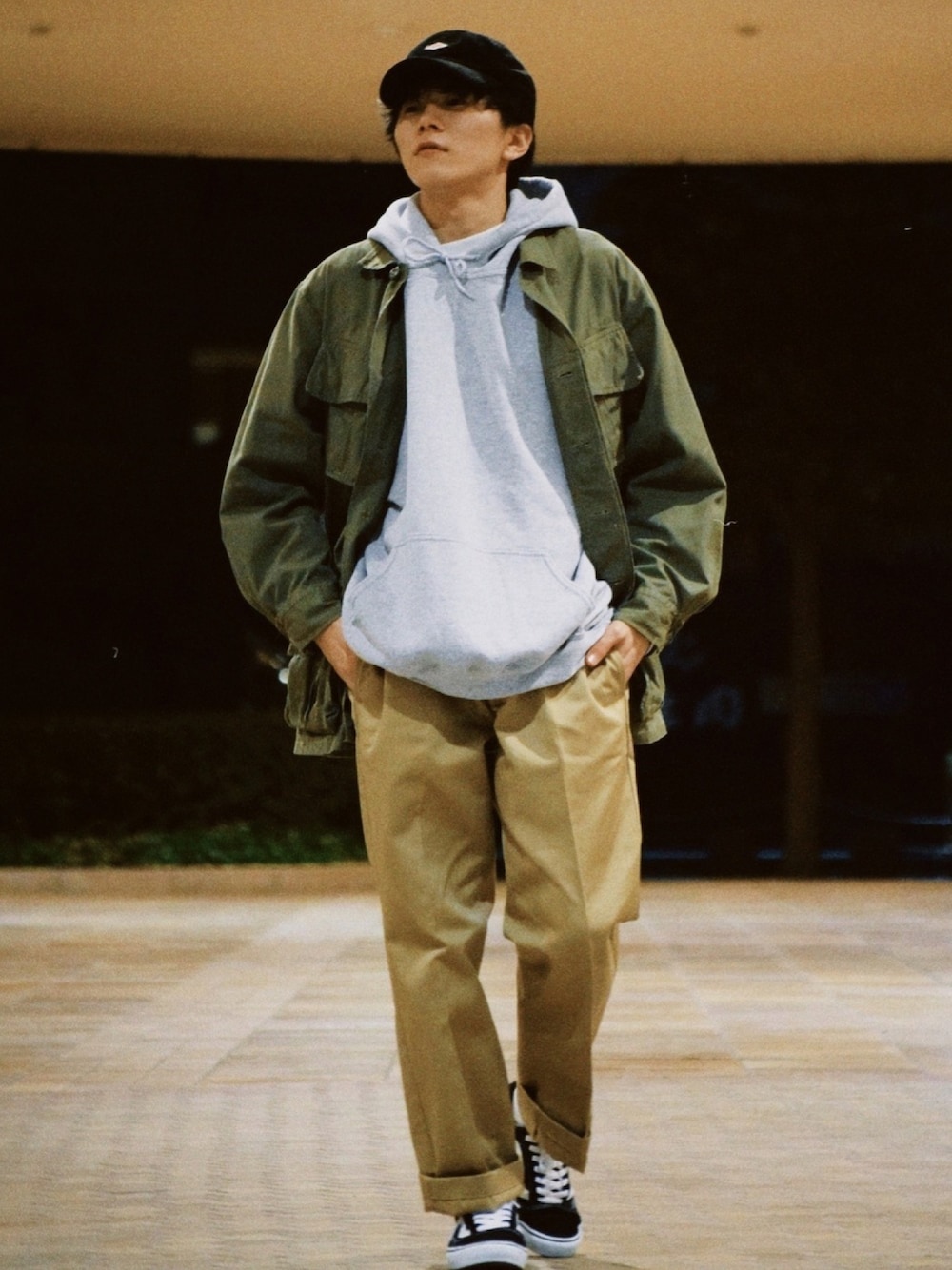 「ミリタリージャケット、ミリタリーシャツ、Gildan、オーバーサイズ、パーカー、パーカー グレー、874、Dickies、古着MIX、低身長」｜「DickiesのDickies◆874ワークパンツ/チノパンツ（チノパンツ、ベージュ系）」を使った、しゃちょーさん（メンズ・169cm）の冬コーディネートの1枚目の写真