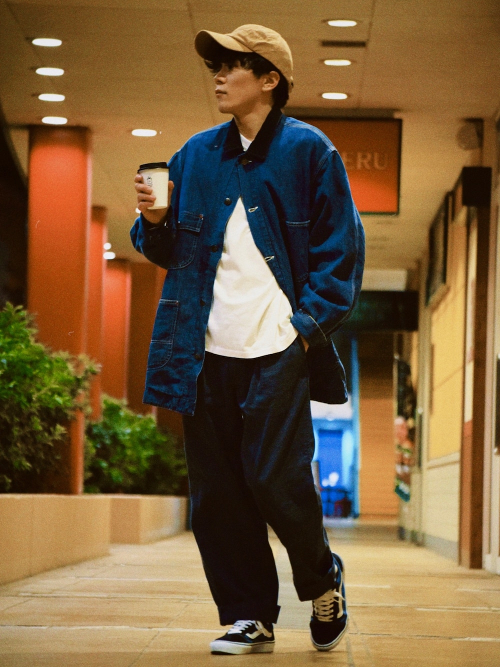 「デニムジャケット、カーブキャップ、キャップ、キャップコーデ、ブラウン、青コーデ、オールドスクール、秋冬コーデ、オトナカジュアル、低身長」｜「POWER TO THE PEOPLEの【POWER TO THE PEOPLE × AMERICAN SHOP SIGN】 デザインプリント ロングスリーブTシャツ（Tシャツ/カットソー、ホワイト系）」を使った、しゃちょーさん（メンズ・169cm）の冬コーディネートの1枚目の写真