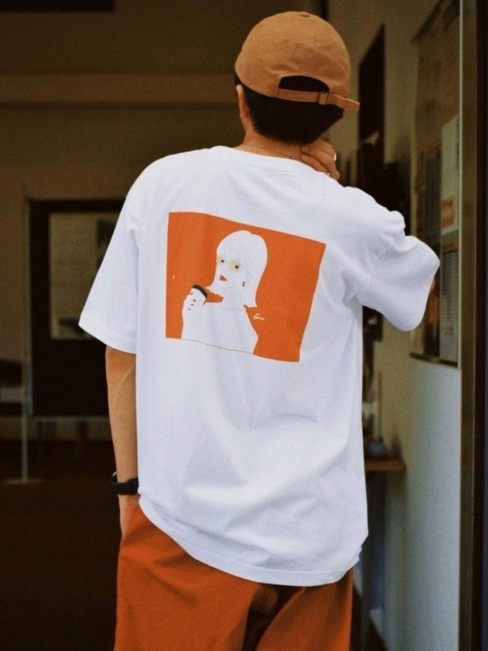 「ビックシルエット、オーバーサイズ、バックプリント、白T、カラーパンツ、白Tシャツ、ビッグシルエット、夏コーデ、夏服、これが私をアゲる服」｜「LOOPのアイテム（Tシャツ/カットソー、オレンジ系）」を使った、しゃちょーさん（メンズ・169cm）の春コーディネートの1枚目の写真