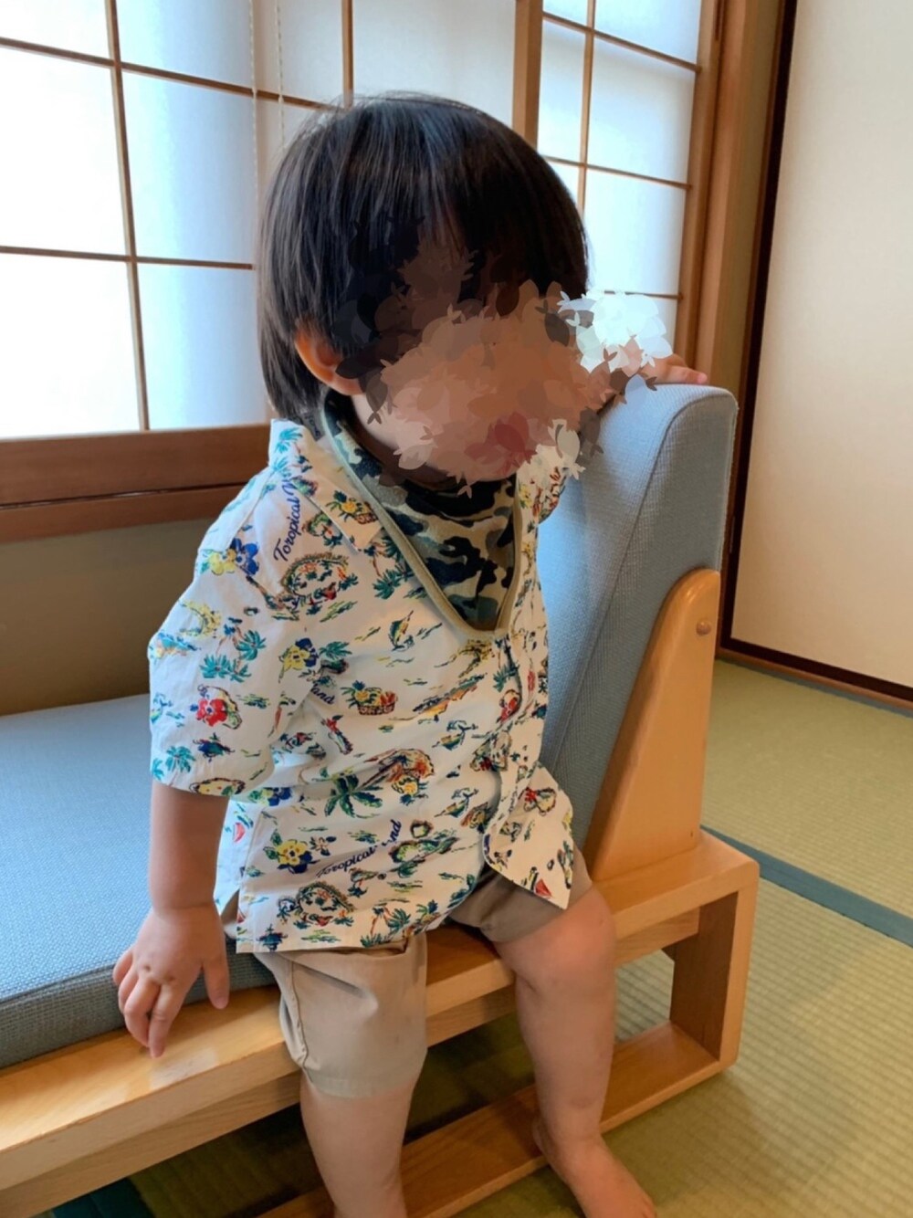 「おとこのこ、旅行、夏、アロハシャツ、プチプラ、キッズコーデ」｜「GLOBAL WORKの【キッズ】アロハカイキンシャツ半袖/827296（シャツ/ブラウス、ホワイト系）」を使った、mi＊さん（キッズ・80cm）の夏コーディネートの1枚目の写真