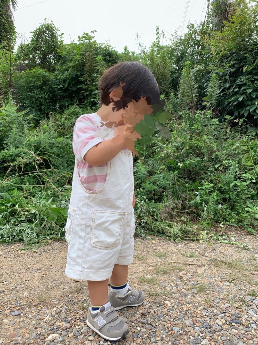 「男の子、おとこのこ、1歳、休日スタイル、キッズコーデ」｜「petit mainのデニムサロペットショートパンツ（サロペット/オーバーオール、ホワイト系）」を使った、mi＊さん（キッズ・80cm）の秋コーディネートの1枚目の写真