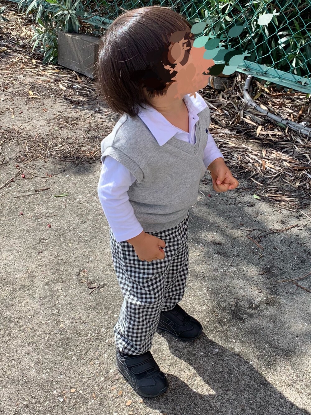 「1歳、男の子、おとこのこ、キッズコーデ、スニーカー、モノトーン」｜「POLO Babyのアイテム（ベスト、グレー系）」を使った、mi＊さん（レディース・80cm）の秋コーディネートの1枚目の写真