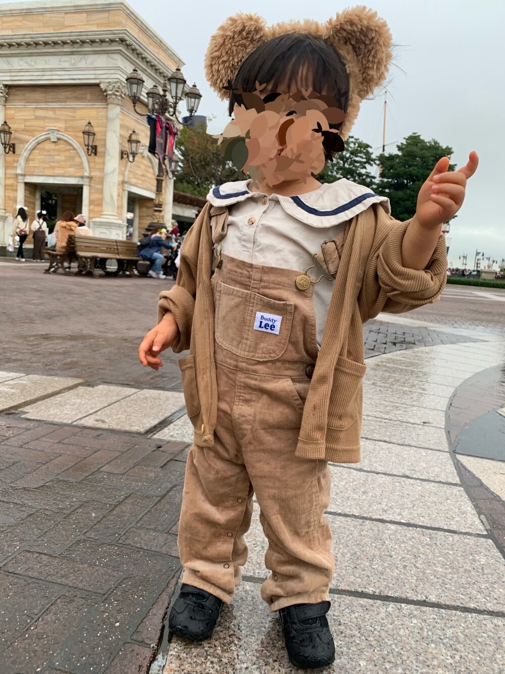 「wearhalloween2019、おとこのこ、男の子、キッズコーデ、1歳、ベージュ、スニーカー、ディズニー、ダッフィー」｜「pairmanonの長袖 リブ ワッフル  ベーシック リラックス カーディガン（カーディガン/ボレロ、ベージュ系）」を使った、mi＊さん（キッズ・80cm）の秋コーディネートの1枚目の写真