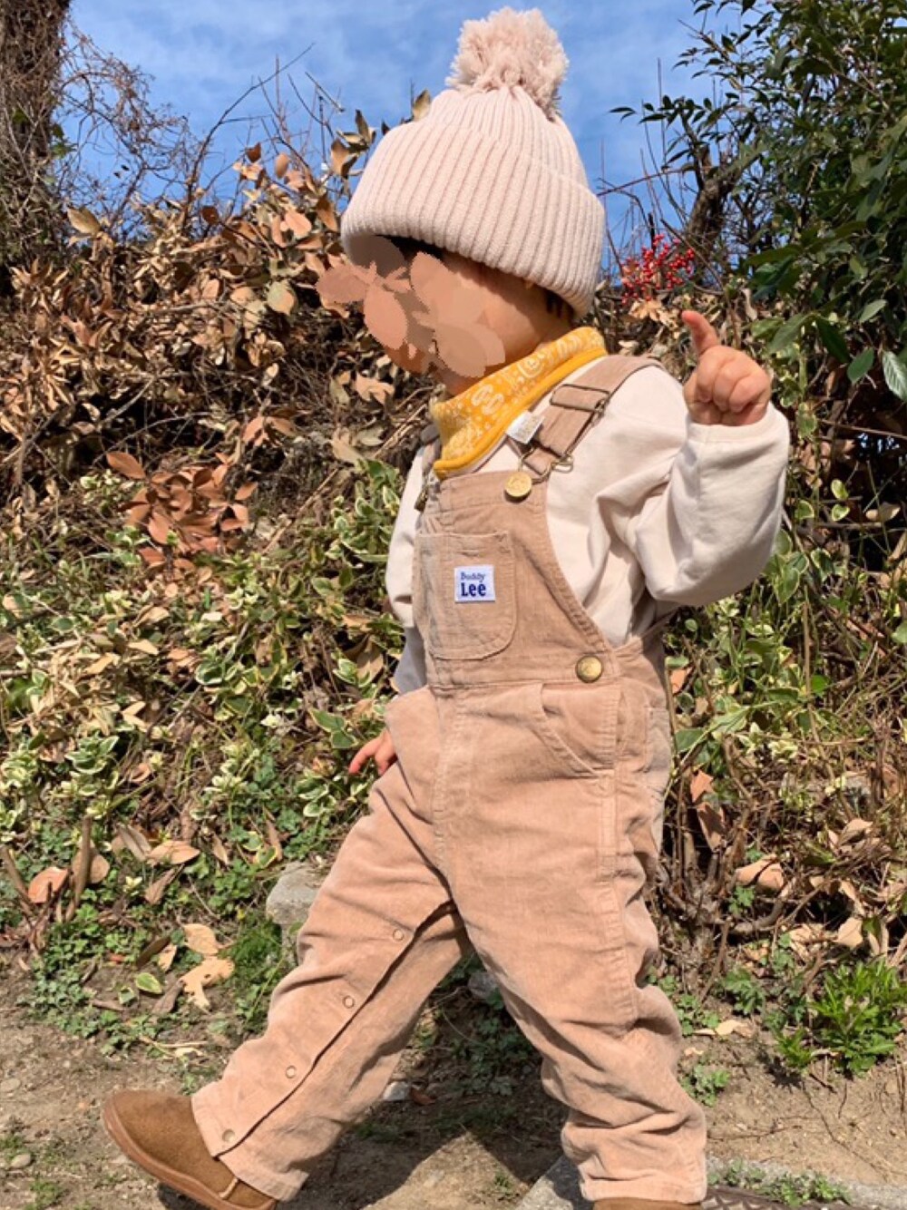 「2歳、男の子、サロペット、ブラウン、ベージュ、ブーツ」｜「apres les coursのちびロゴルーズＴシャツ（Tシャツ/カットソー、ホワイト系）」を使った、mi＊さん（キッズ・80cm）の冬コーディネートの1枚目の写真