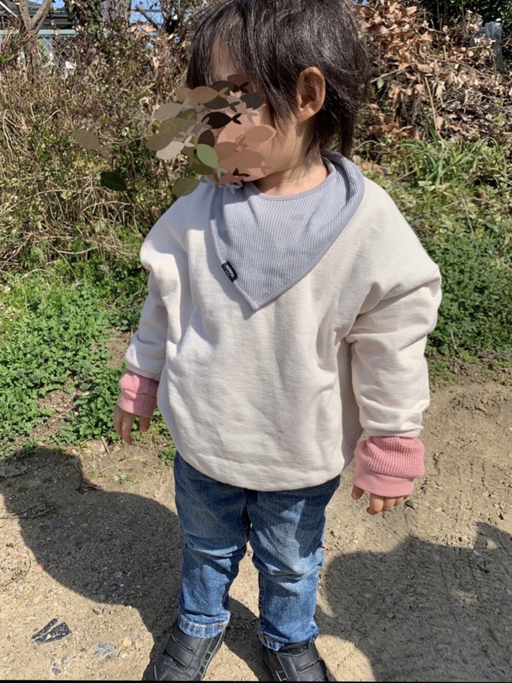 「パステル映える春、おとこのこ、キッズコーデ、デニム、スニーカー」｜「apres les coursのちびロゴルーズＴシャツ（Tシャツ/カットソー、ホワイト系）」を使った、mi＊さん（キッズ・80cm）の春コーディネートの1枚目の写真