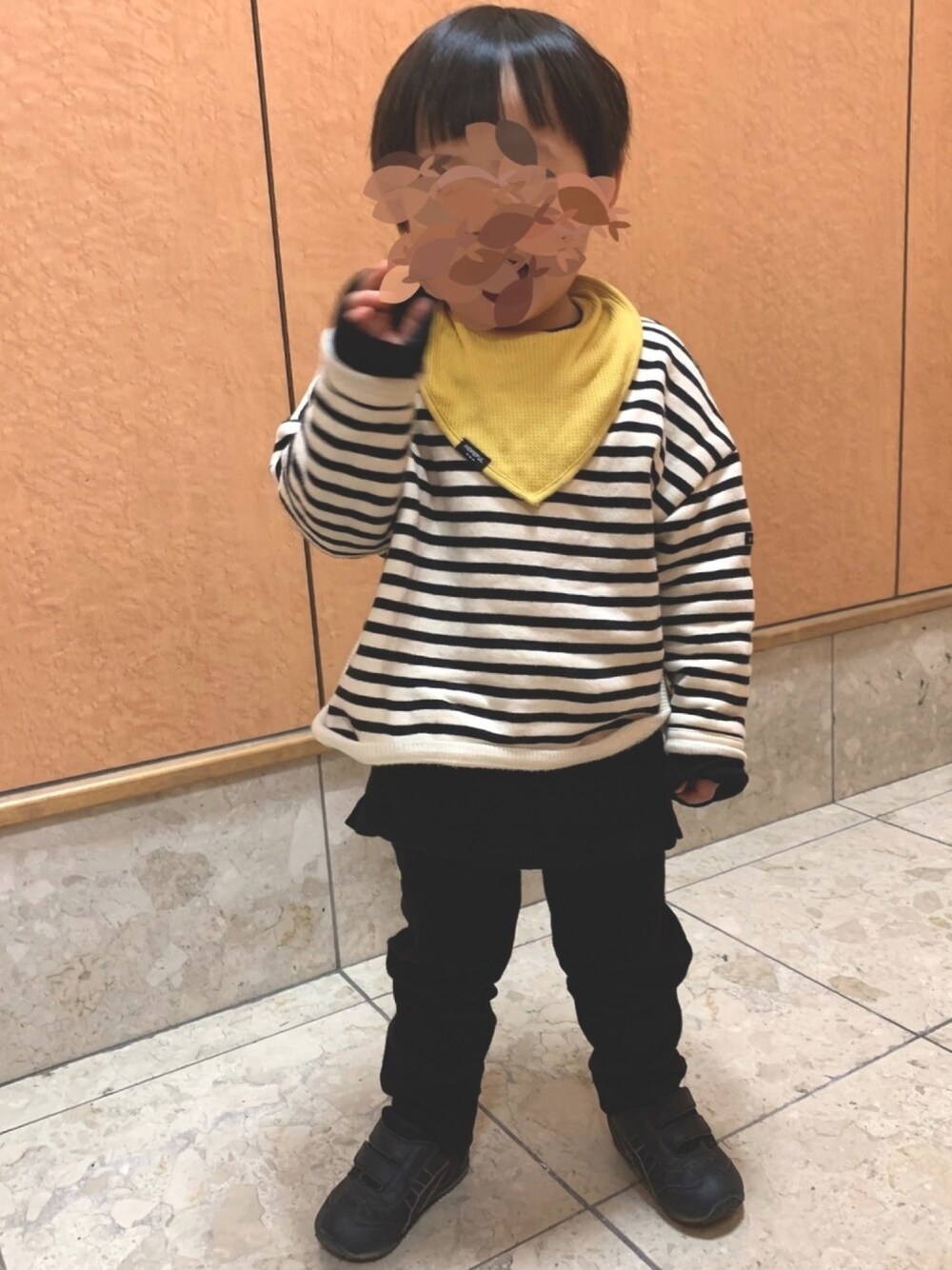 「カジュアルコーデ、パステル映える春、スニーカーコーデ、キッズコーデ、2歳、男の子」｜「petit mainのオーガニックボーダー柄長袖トレーナー（スウェット、ブラック系）」を使った、mi＊さん（キッズ・80cm）の春コーディネートの1枚目の写真