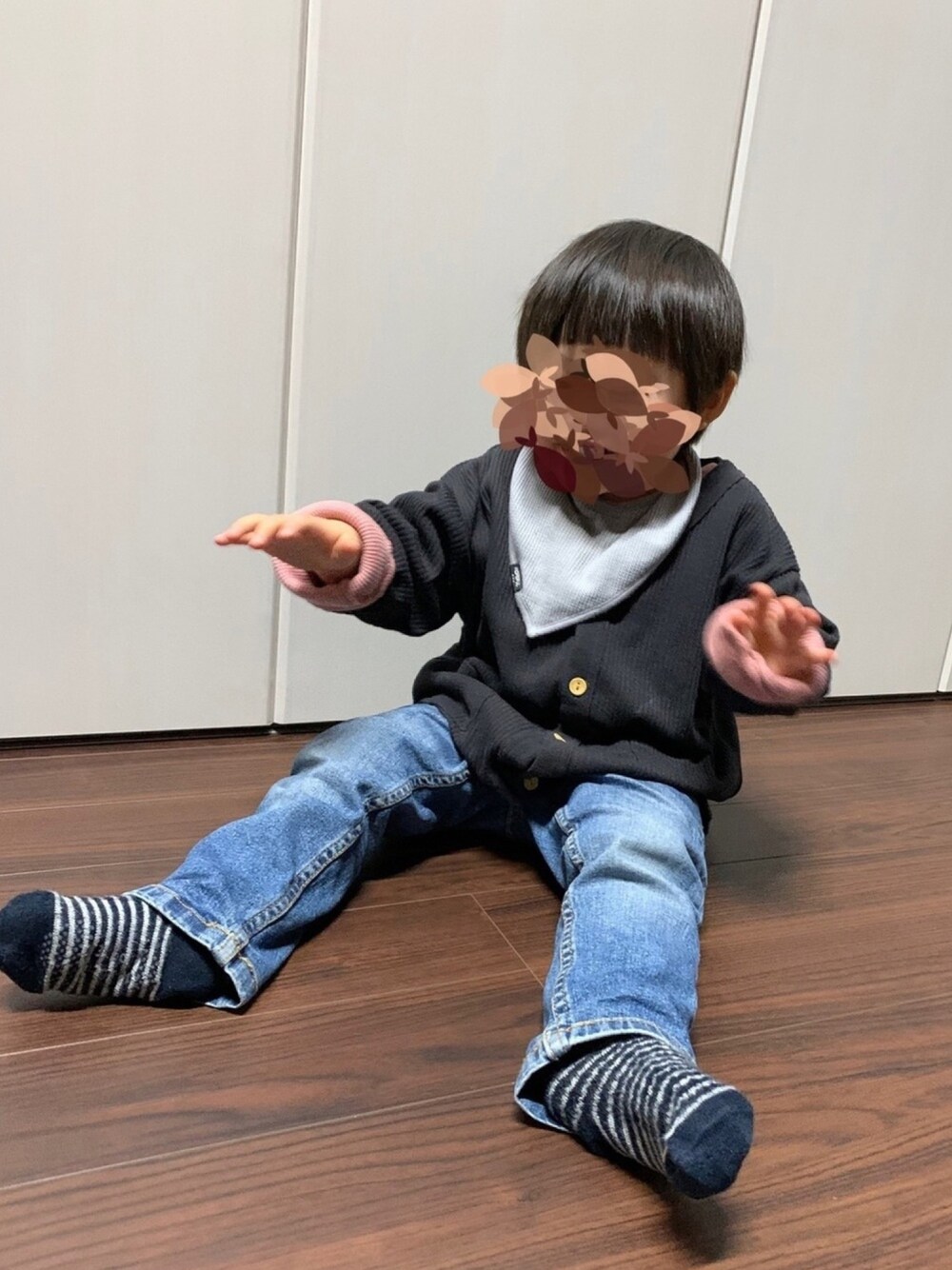 「パステル映える春、カジュアルコーデ、男の子、キッズコーデ、デニム、カーディガン」｜「西松屋のアイテム（デニムパンツ、ブルー系）」を使った、mi＊さん（キッズ・80cm）の春コーディネートの1枚目の写真