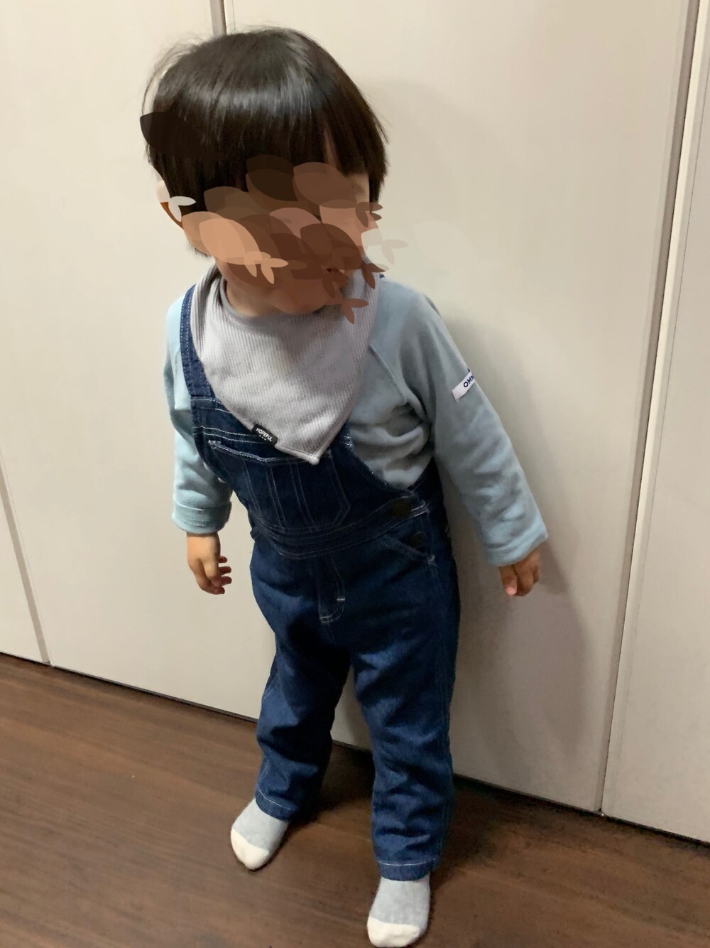 「男の子、キッズコーデ、サロペット、デニム、カジュアルコーデ」｜「OMNESのアイテム（Tシャツ/カットソー、ブルー系）」を使った、mi＊さん（キッズ・80cm）の春コーディネートの1枚目の写真