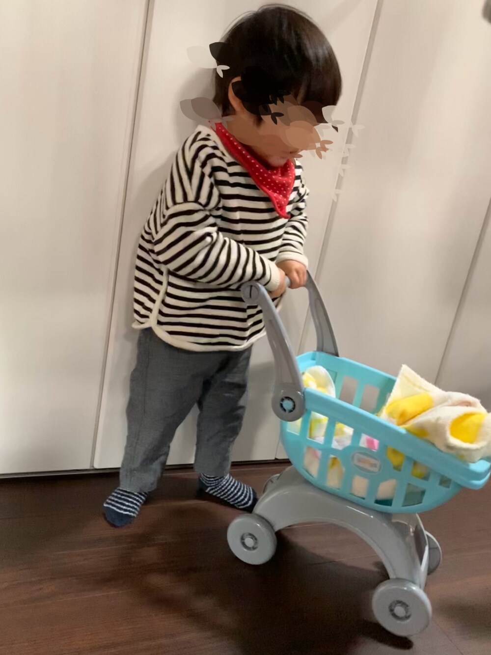「おうちファッション、2歳、男の子、キッズコーデ、ボーダー、赤」｜「西松屋のアイテム（スタイ/よだれかけ、レッド系）」を使った、mi＊さん（キッズ・80cm）の春コーディネートの1枚目の写真