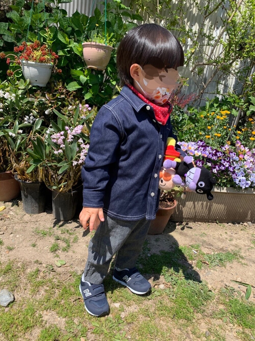「キッズコーデ、2歳、男の子、デニムシャツ、スニーカー、ネイビー」｜「西松屋のアイテム（シャツ/ブラウス、ブルー系）」を使った、mi＊さん（キッズ・80cm）の春コーディネートの1枚目の写真