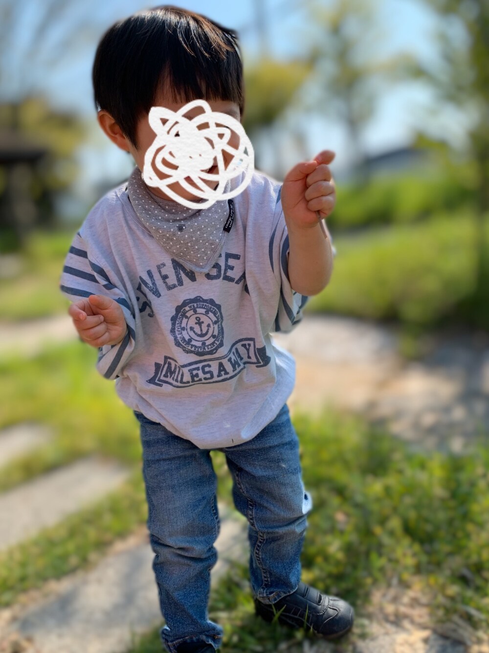 「男の子、2歳、スニーカー、デニム、カジュアルコーデ、キッズコーデ」｜「西松屋のアイテム（デニムパンツ、ブルー系）」を使った、mi＊さん（キッズ・80cm）の春コーディネートの1枚目の写真