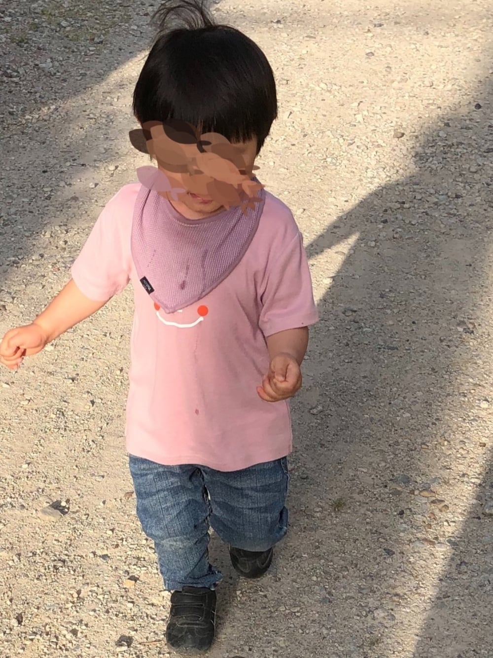 「キッズコーデ、男の子、デニム、ピンク、スニーカー、春夏コーデ」｜「西松屋のアイテム（スタイ/よだれかけ、パープル系）」を使った、mi＊さん（キッズ・80cm）の春コーディネートの1枚目の写真