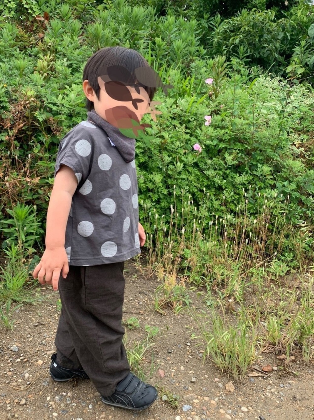 「2歳、男の子、キッズコーデ、ドット、カジュアルコーデ、スニーカー、夏コーデ」｜「西松屋のアイテム（スタイ/よだれかけ、グレー系）」を使った、mi＊さん（キッズ・90cm）の夏コーディネートの1枚目の写真
