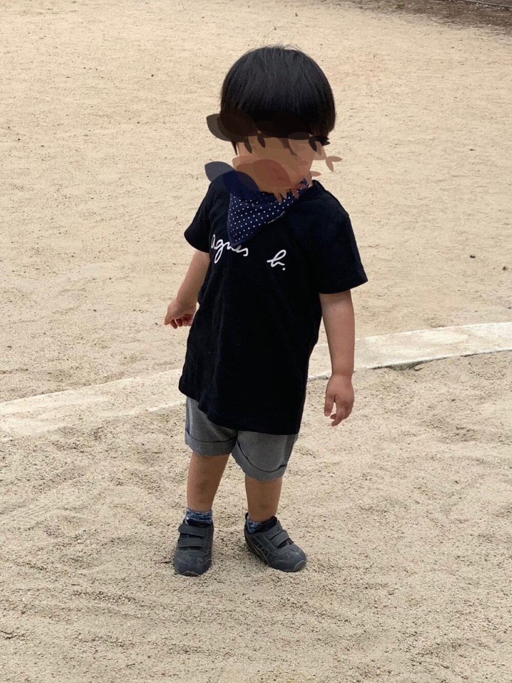 「休日スタイル、夏、キッズコーデ、男の子、2歳、スニーカー」｜「agnes b.のS137 E TS　ロゴTシャツ（Tシャツ/カットソー、ブラック系）」を使った、mi＊さん（キッズ・90cm）の夏コーディネートの1枚目の写真