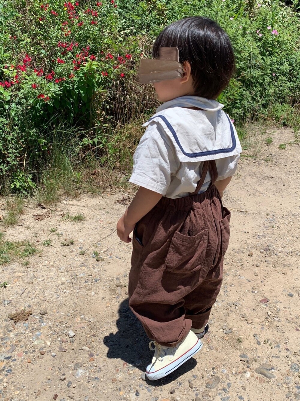 「夏コーデ、サロペット、サスペンダー、セーラーカラー、ブラウン、スニーカー、キッズコーデ、男の子、2歳」｜「apres les coursのサスペンダー付きパンツ 9分丈（その他パンツ、ブラウン系）」を使った、mi＊さん（キッズ・90cm）の夏コーディネートの1枚目の写真