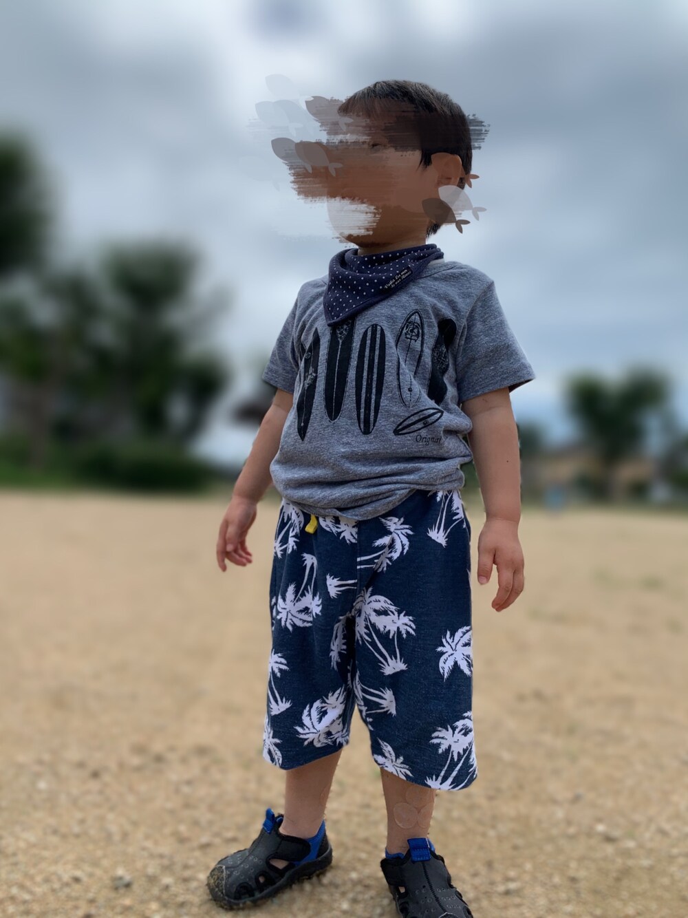 「カジュアルコーデ、サンダル、2歳、男の子、キッズコーデ、公園、夏コーデ」｜「BREEZEの/ベビーIFMEコラボ水抜きサンダル（サンダル、ブラック系）」を使った、mi＊さん（キッズ・90cm）の夏コーディネートの1枚目の写真