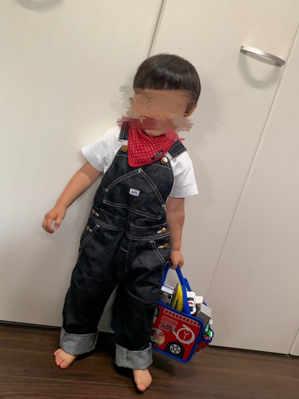 「休日スタイル、男の子、キッズコーデ、夏コーデ、カジュアルコーデ、Tシャツ、2歳、デニム」｜「LeeのLee/リー キッズ ワークオーバーオール【100-160cm】（サロペット/オーバーオール、ブルー系）」を使った、mi＊さん（キッズ・90cm）の夏コーディネートの1枚目の写真