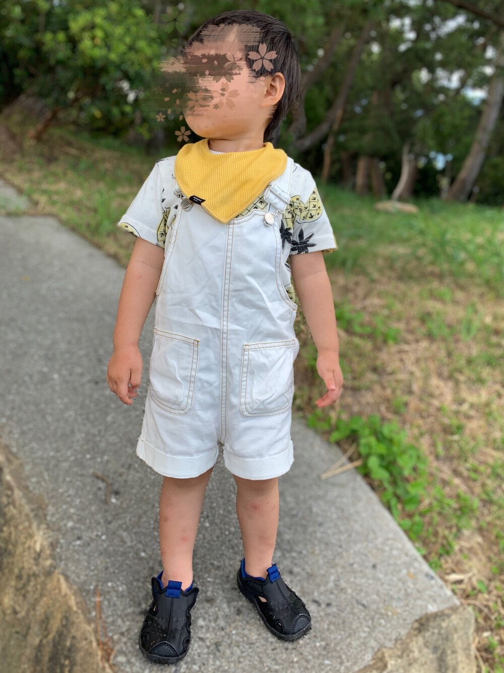 「夏コーデ、キッズコーデ、男の子、2歳、サロペット、イエロー、サンダル」｜「petit mainのデニムサロペットショートパンツ（サロペット/オーバーオール、ホワイト系）」を使った、mi＊さん（キッズ・90cm）の夏コーディネートの1枚目の写真