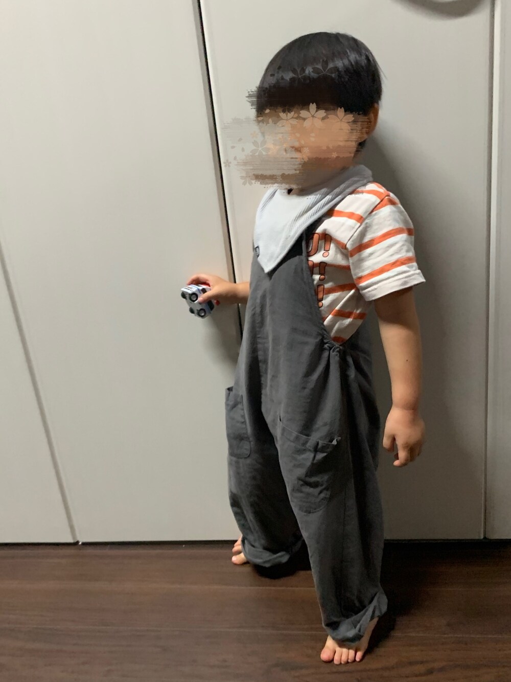 「男の子、キッズコーデ、2歳、サロペット、休日スタイル、カジュアル」｜「LOWRYS FARMのサルエルサロペット　837112（サロペット/オーバーオール、グレー系）」を使った、mi＊さん（キッズ・90cm）の秋コーディネートの1枚目の写真