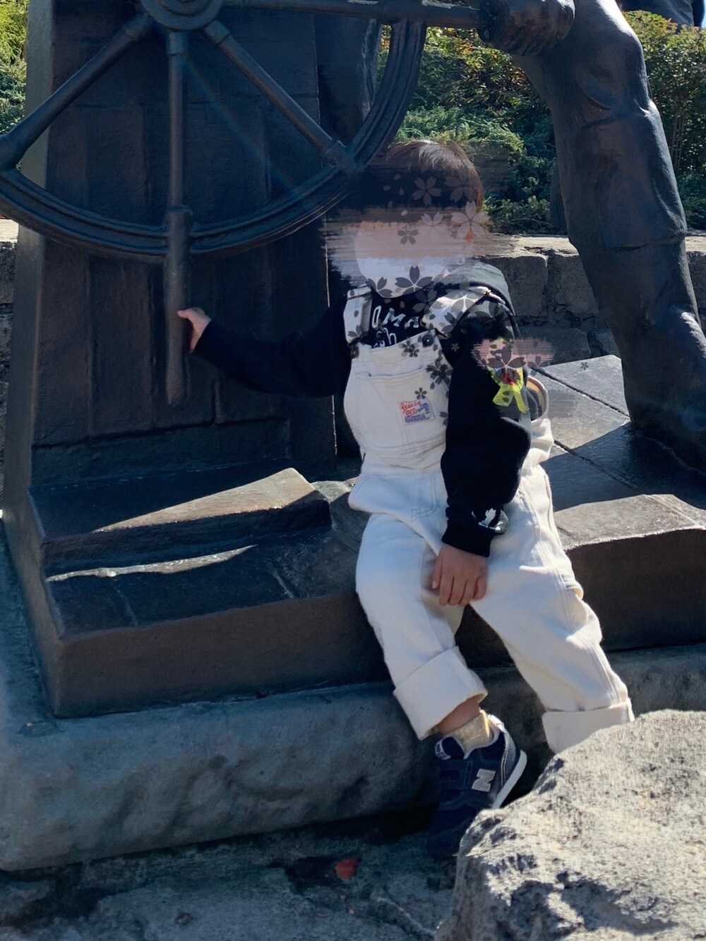 「キッズコーデ、男の子、サロペット、3歳、USJ、秋コーデ」｜「BREEZEの/オーバーオール（サロペット/オーバーオール、ホワイト系）」を使った、mi＊さん（キッズ・90cm）の秋コーディネートの1枚目の写真