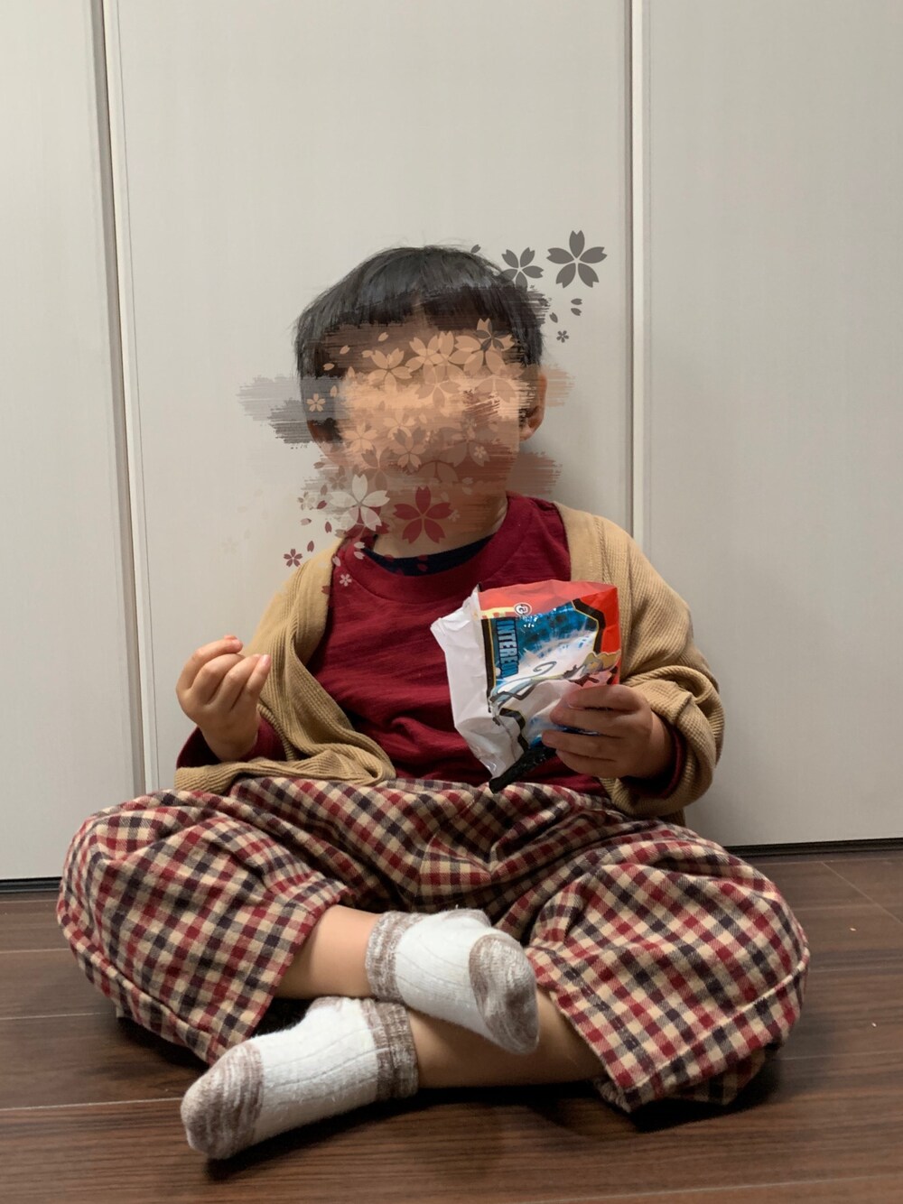 「秋コーデ、男の子、キッズコーデ、3歳、チェックパンツ、赤、ベージュ」｜「pairmanonの長袖 リブ ワッフル  ベーシック リラックス カーディガン（カーディガン/ボレロ、ベージュ系）」を使った、mi＊さん（キッズ・90cm）の秋コーディネートの1枚目の写真