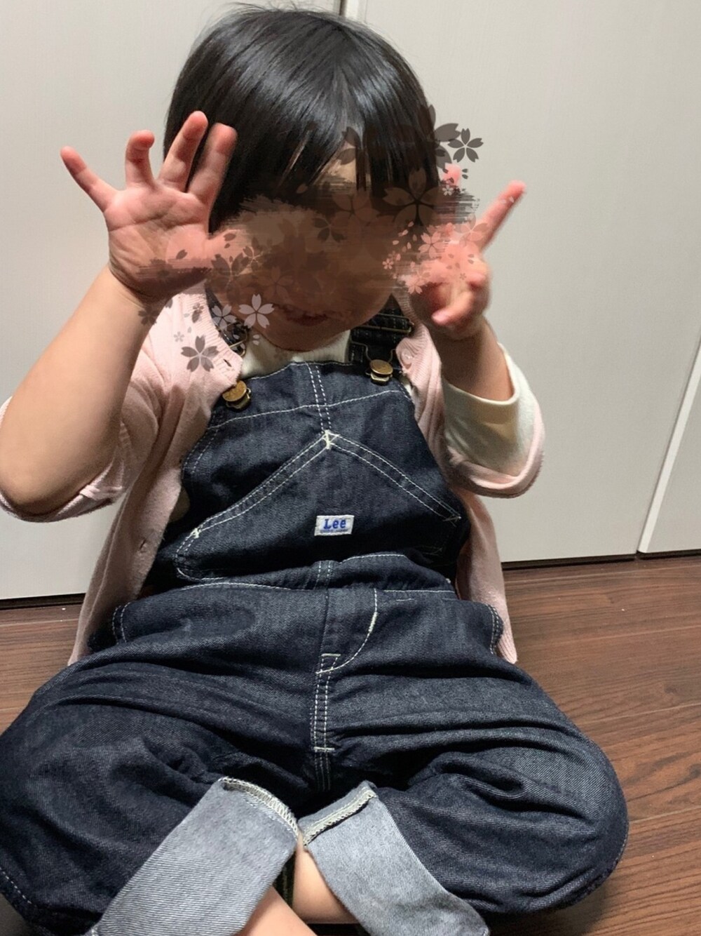 「年末WEAR感謝祭、冬、男の子コーデ、男の子、キッズコーデ、3歳、サロペット、オーバーオール、カーディガン」｜「LeeのLee/リー キッズ ワークオーバーオール【100-160cm】（サロペット/オーバーオール、ブルー系）」を使った、mi＊さん（キッズ・90cm）の冬コーディネートの1枚目の写真