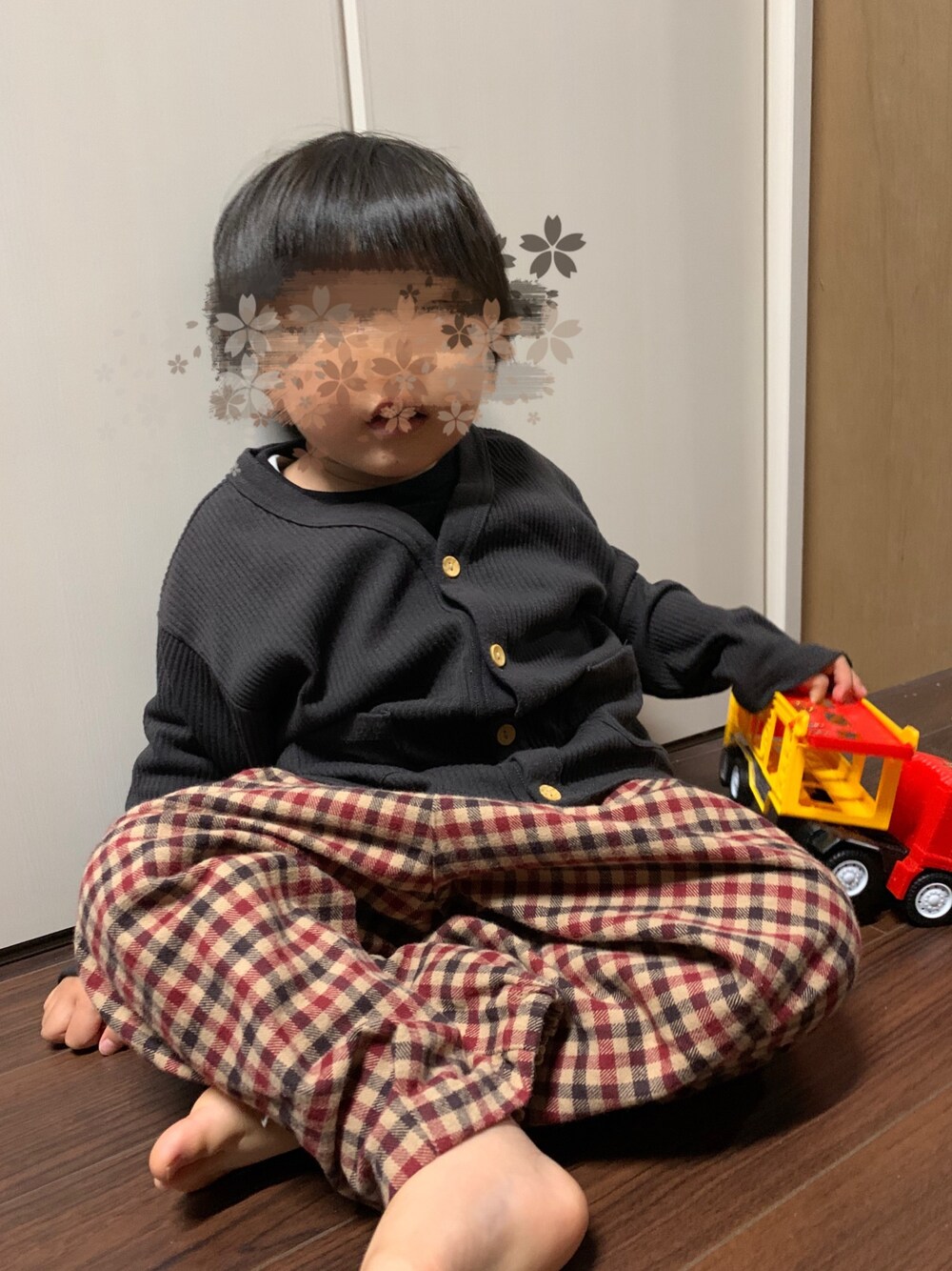 「年末WEAR感謝祭、冬、男の子、チェックパンツ、3歳、キッズコーデ、カーディガン、プチプラ」｜「pairmanonの長袖 リブ ワッフル  ベーシック リラックス カーディガン（カーディガン/ボレロ、ブラック系）」を使った、mi＊さん（キッズ・90cm）の冬コーディネートの1枚目の写真