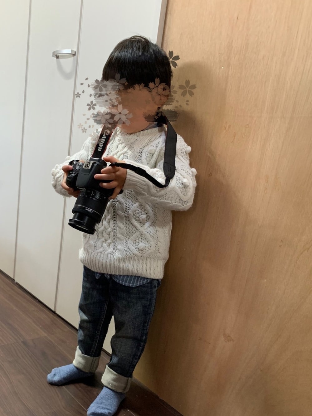 「シンプル、カジュアル、男の子、3歳、キッズコーデ、デニム」｜「BREEZEのポコポコニットセーター（ニット/セーター、ホワイト系）」を使った、mi＊さん（キッズ・90cm）の冬コーディネートの1枚目の写真