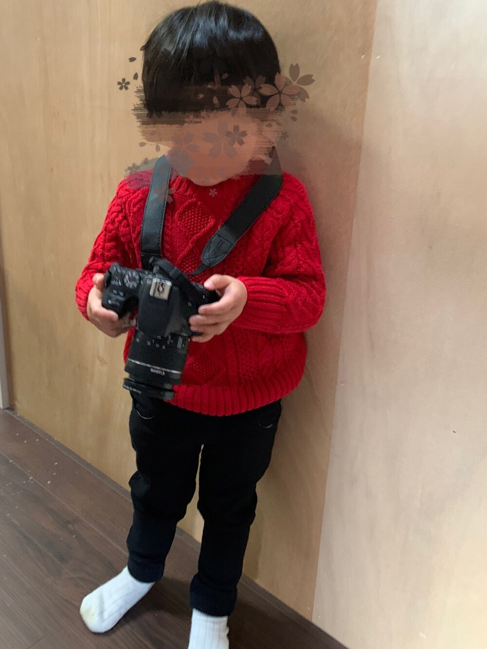 「キッズコーデ、男の子、カジュアル、3歳、休日コーデ、赤、スキニー」｜「BREEZEのケーブル編みセーター（ニット/セーター、レッド系）」を使った、mi＊さん（キッズ・90cm）の春コーディネートの1枚目の写真