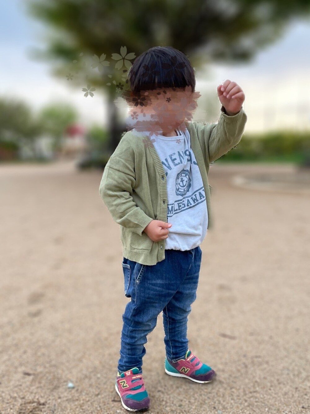 「春コーデ、男の子、3歳、キッズコーデ、カーディガン、デニム、カジュアル、スニーカー」｜「CIAOPANIC TYPYのOSOROホリデイニットカーデ（カーディガン/ボレロ、グリーン系）」を使った、mi＊さん（キッズ・90cm）の春コーディネートの1枚目の写真