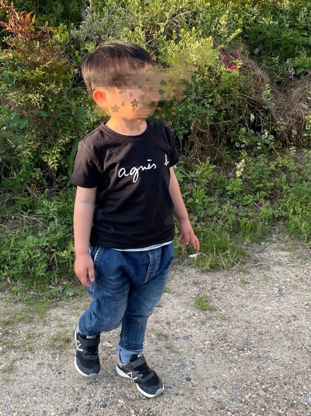 「キッズコーデ、男の子、3歳、休日コーデ、シンプルコーデ、Tシャツ、夏コーデ、カジュアルコーデ」｜「agnes b.のS137 E TS　ロゴTシャツ（Tシャツ/カットソー、ブラック系）」を使った、mi＊さん（キッズ・90cm）の春コーディネートの1枚目の写真