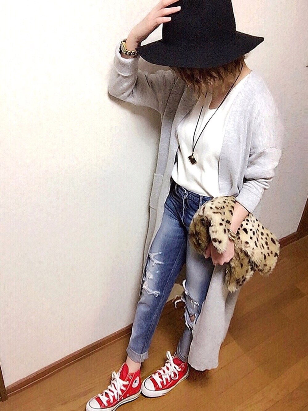 ホワイト系のニット/セーター、ブルー系のデニムパンツ、グレー系のカーディガン/ボレロを着用したレディースの春コーディネートの1枚目の写真