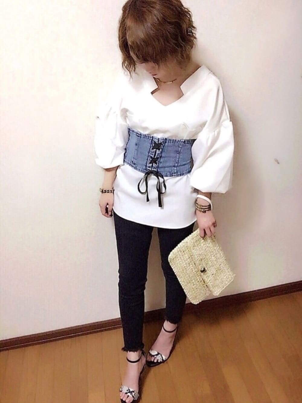 ホワイト系のシャツ/ブラウス、ブラック系のデニムパンツ、その他のサンダルを着用したレディースの夏コーディネートの1枚目の写真