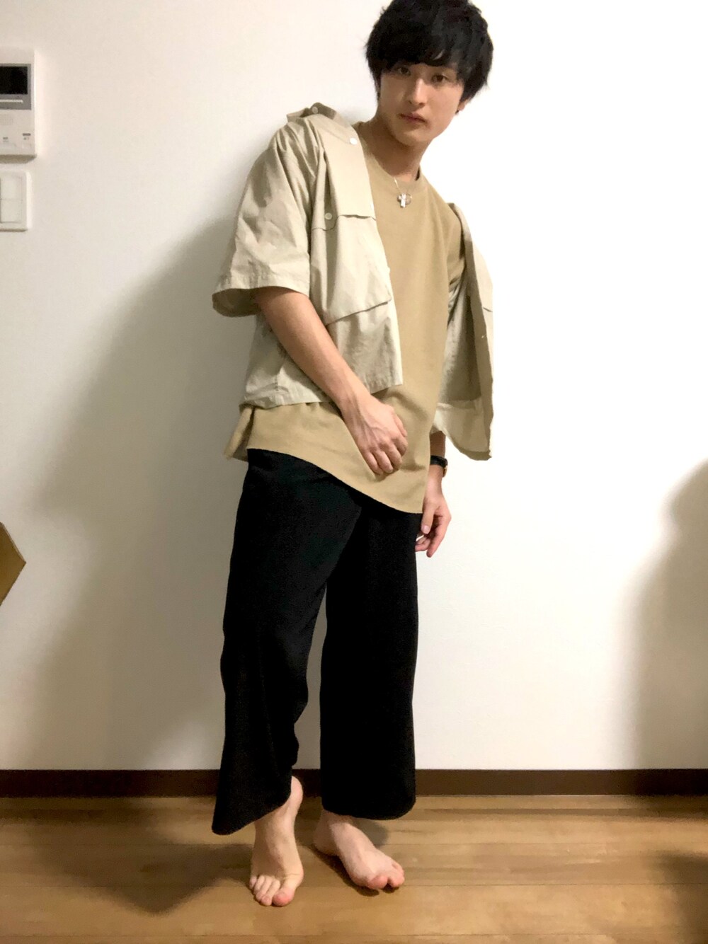 「夏、ベージュコーデ、カジュアル、シンプルコーデ、大学生、ベージュ×ブラック、ワイドスラックス、おしゃれさんと繋がりたい、夏コーデ、夏服」｜「FREAK'S STOREのWEB限定 サーマルレイヤード 半袖Tシャツ&タンクトップ（Tシャツ/カットソー、ベージュ系）」を使った、はやかわげんきさん（メンズ・165cm）の夏コーディネートの1枚目の写真