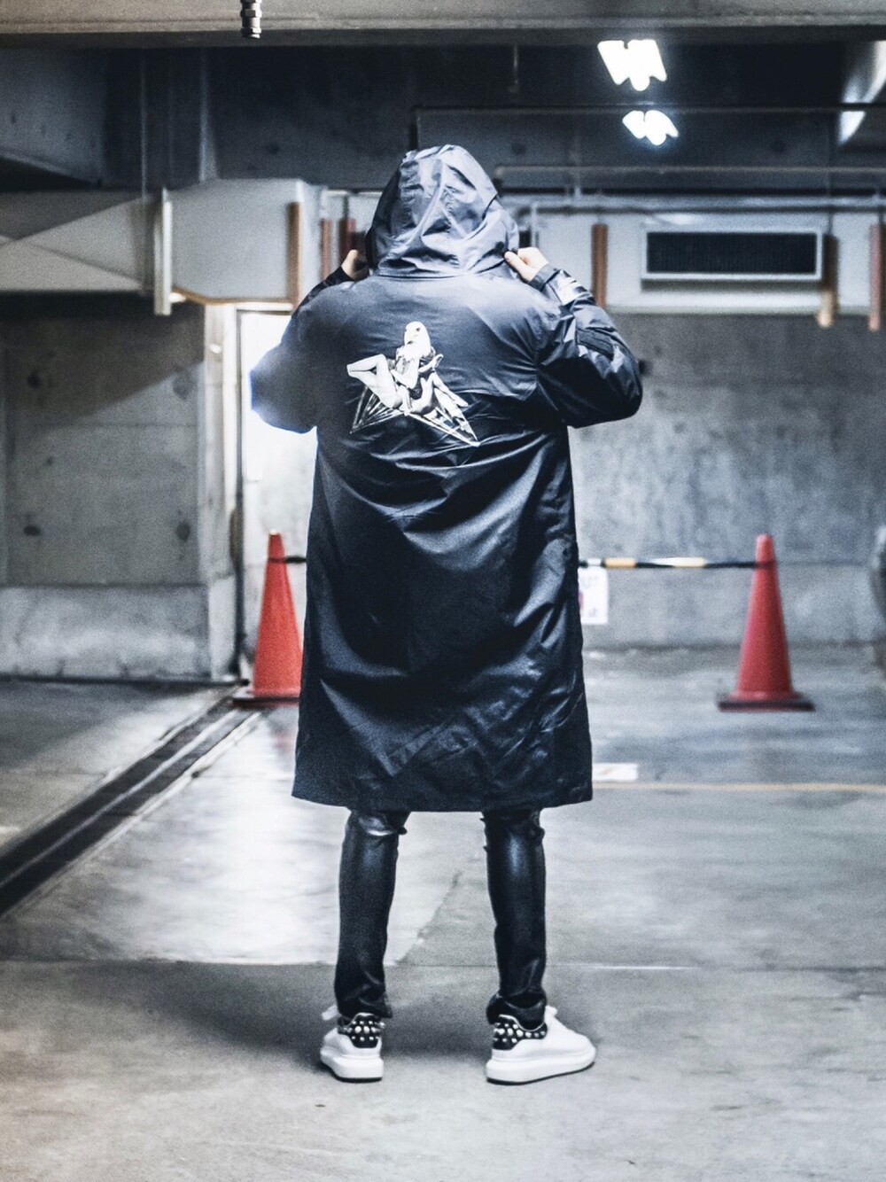 「秋服準備はじめました、お洒落さんとつながりたい、ブラックコーデ、ストリートMIX、おしゃれさんと繋がりたい、雨の日コーデ、スニーカーコーデ、カジュアルコーデ、ootd、高校生」｜「MSGMのアイテム（ポンチョ、ブラック系）」を使った、M¡yu さん（メンズ・183cm）の秋コーディネートの1枚目の写真