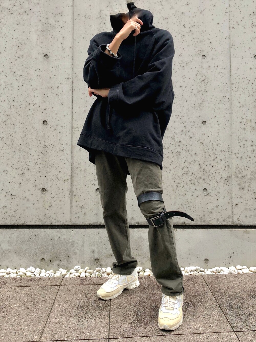 「シンプルコーデ、オトナカジュアル、黒、古着、ブラック、RAF SIMONS、ストリート、モード、スニーカー、韓国ファッション」｜「RAF SIMONSのアイテム（スニーカー、ベージュ系）」を使った、M¡yu さん（メンズ・183cm）の春コーディネートの1枚目の写真