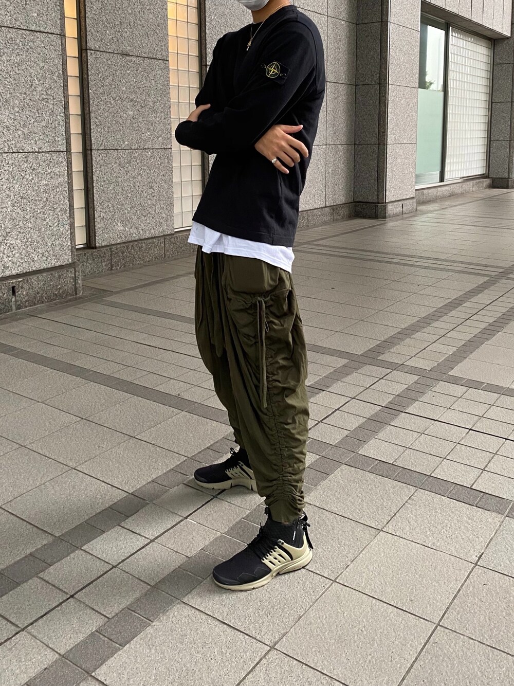 「秋冬コーデ、秋コーデ、お洒落さんとつながりたい、シンプル、スニーカー、古着、ootd、wearhalloween2020、カーゴパンツ、今日のコーデ」｜「ACRONYMのアイテム（スニーカー、グリーン系）」を使った、M¡yu さん（メンズ・183cm）の秋コーディネートの1枚目の写真
